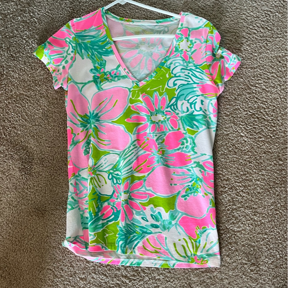 Mint condition Lilly v-neck tee